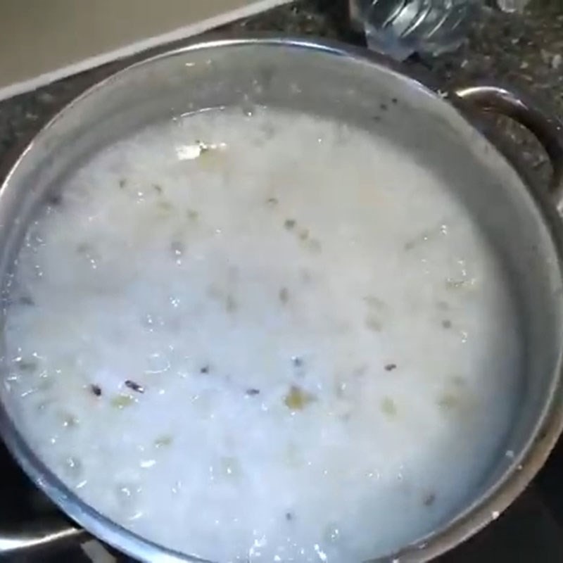 Nấu cháo gạo với nước hầm gà ác bổ dưỡng cho bé