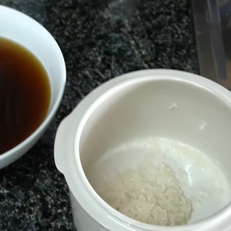 Cháo đang sôi nhẹ, chuẩn bị nở bung hạt gạo