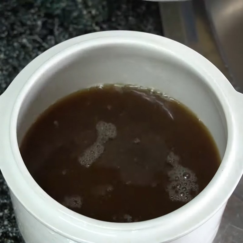 Cháo gạo đã chín mềm, sẵn sàng kết hợp với gà ác
