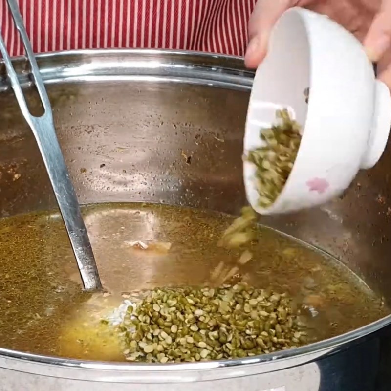 Nấu cháo với đậu xanh và gạo