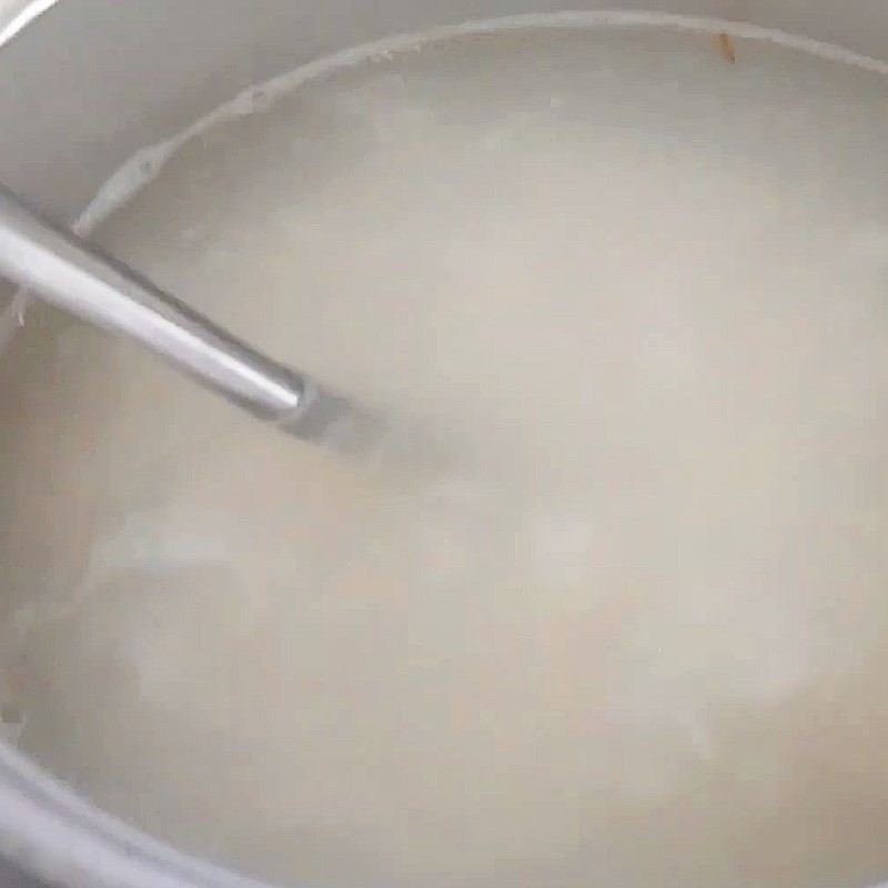 Nồi cháo gạo rang đang nấu sôi, hạt gạo nở mềm