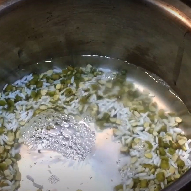 Nấu cháo tim bò trên bếp