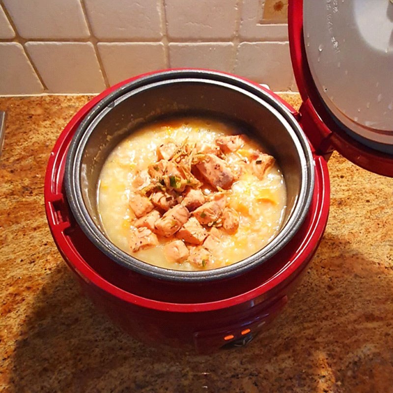 Nấu cháo cá hồi khoai lang