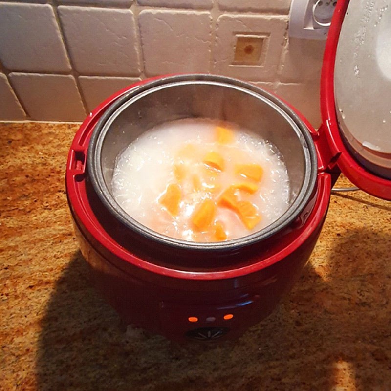 Nấu cháo cá hồi khoai lang