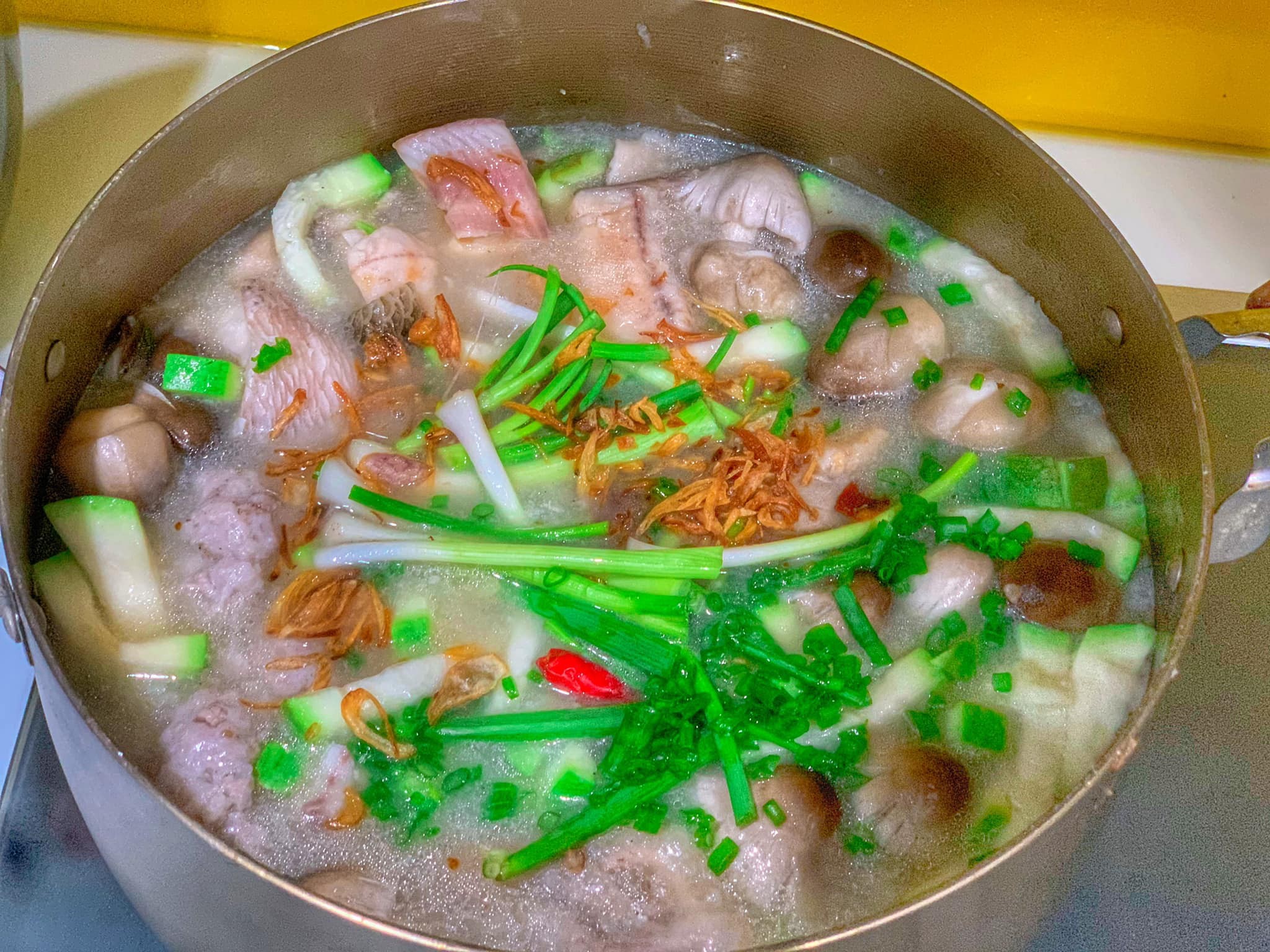 Nồi cháo cá lóc đang được ninh nhừ, hương thơm lan tỏa khắp căn bếp