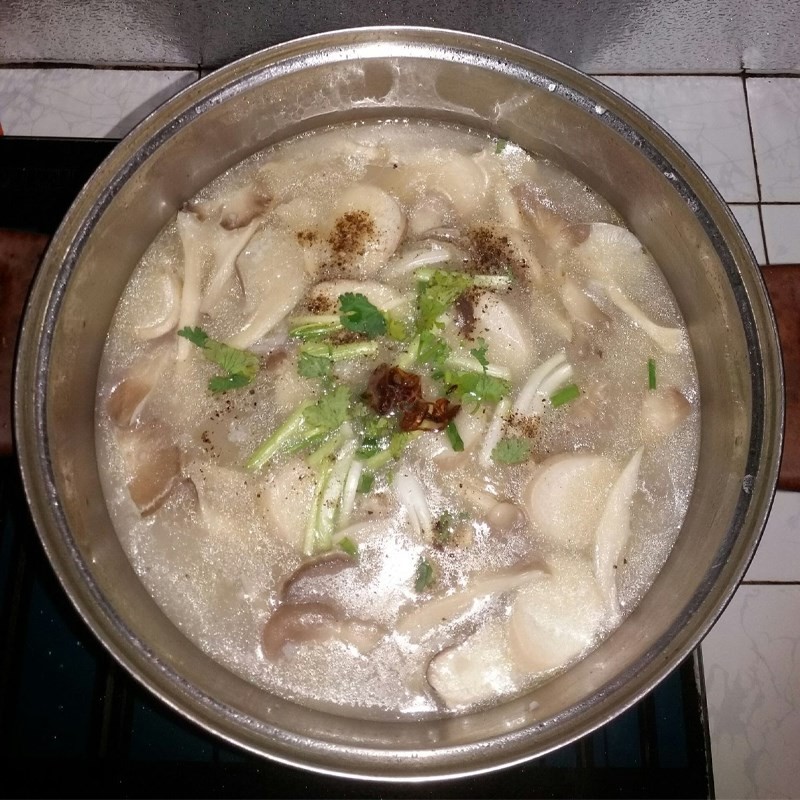 Cháo chim cút đang được ninh nhừ trên bếp với nấm