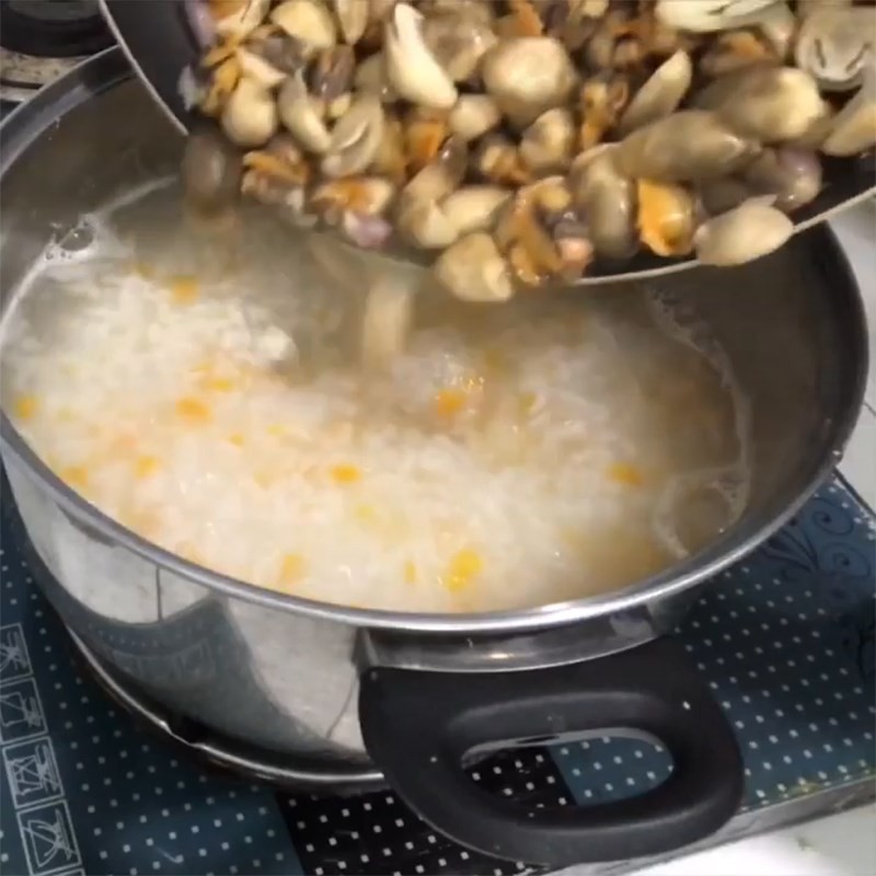 Cho sò lông đã xào vào nồi cháo đang sôi