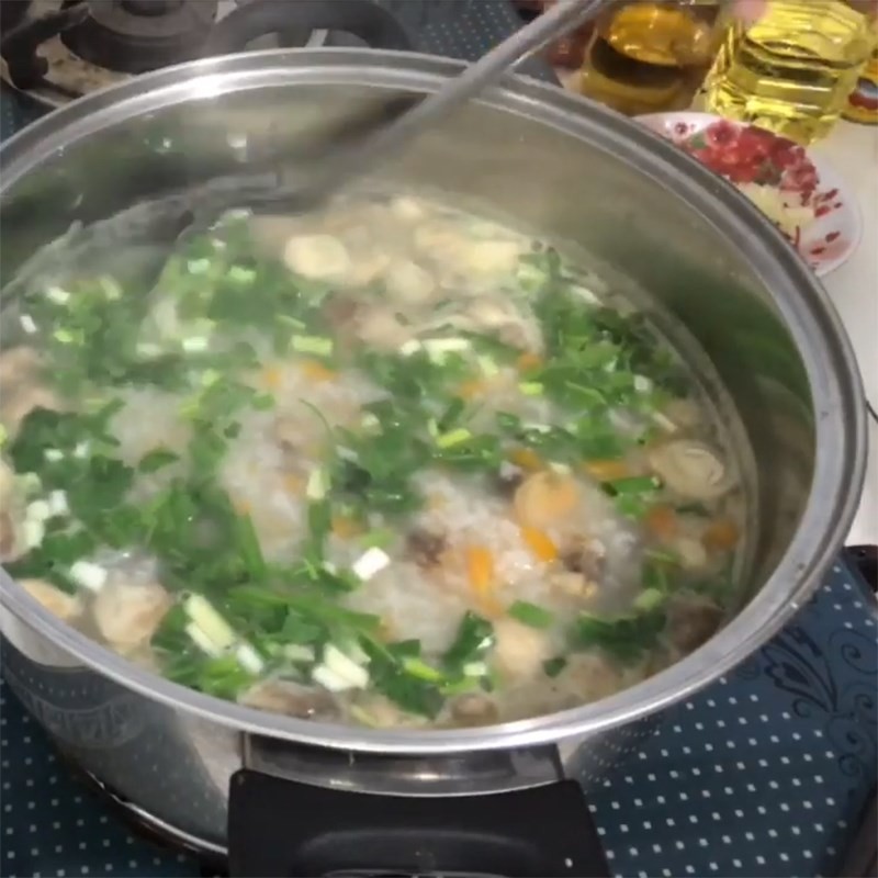 Hoàn thành món cháo sò lông nóng hổi