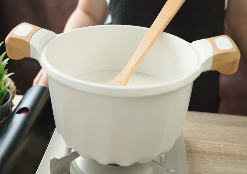 Nồi cháo sườn Hà Nội đang được nấu sánh mịn trên bếp