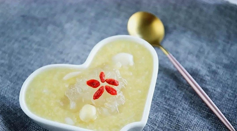 Cháo tổ yến hạt sen giúp người già ngủ ngon, an thần