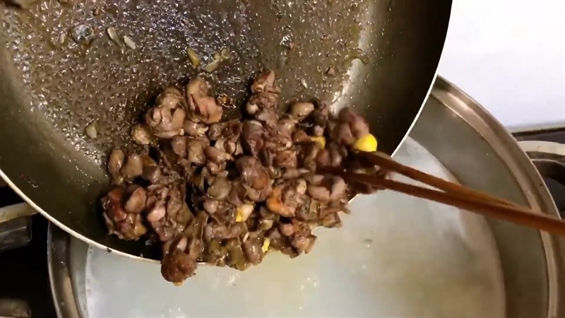 Nồi cháo gạo sánh mịn, kết hợp cùng lòng mề chim cút, nền tảng cho cách nấu cháo ốc bươu