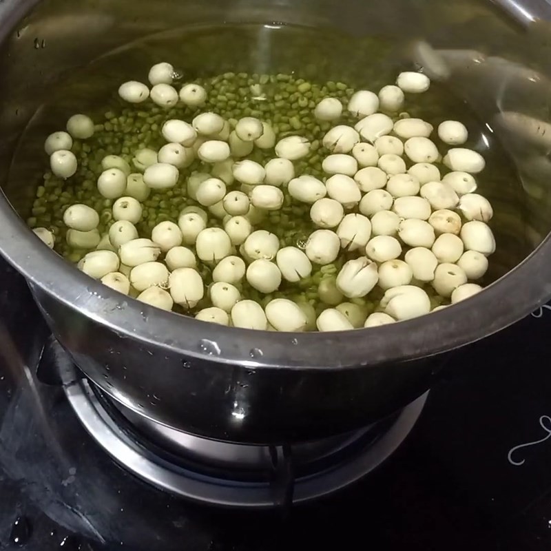 Thêm đường phèn vào nồi chè hạt sen đậu xanh