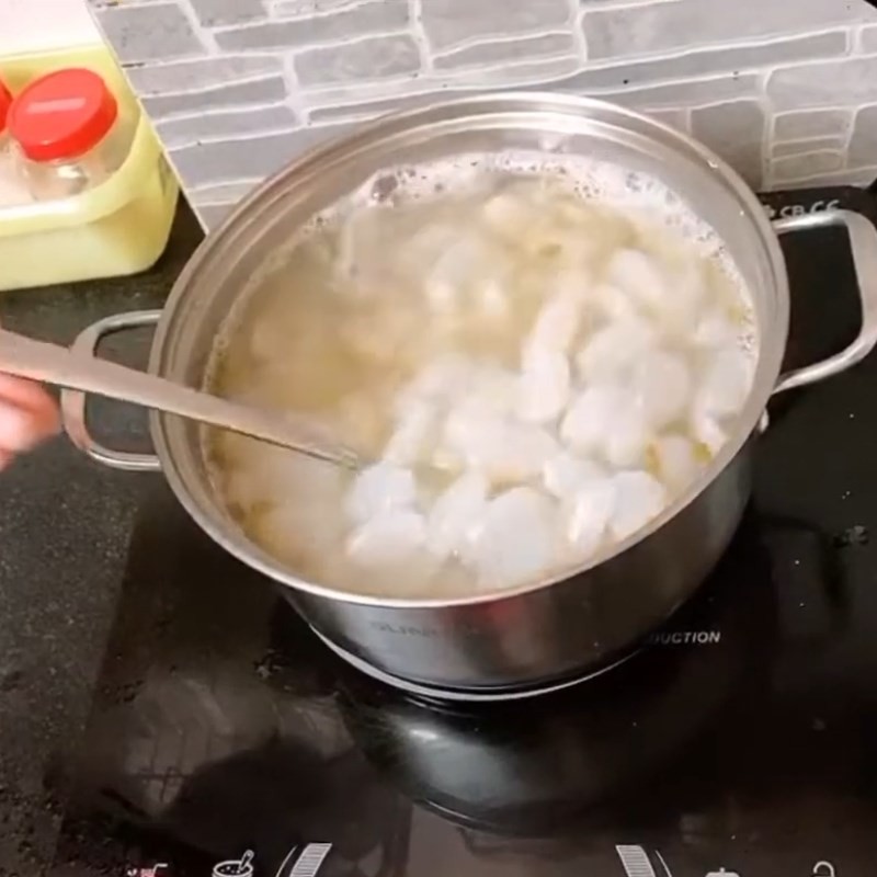 Thêm đường và hạt đác vào nồi chè đậu xanh, tăng hương vị cho chè hạt mít
