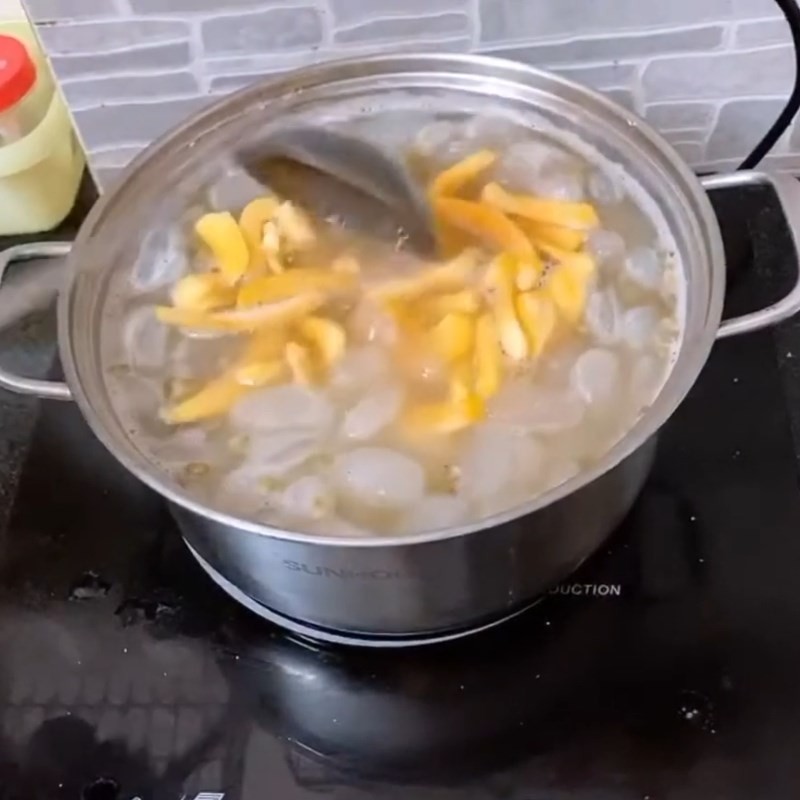 Mít xé sợi được cho vào nồi chè đậu xanh, hoàn thiện các nguyên liệu chè hạt mít