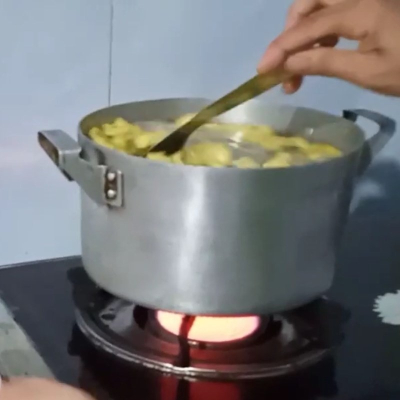 Mít, hạt đác và dứa được thêm vào nồi chè, hòa quyện hương vị đặc trưng