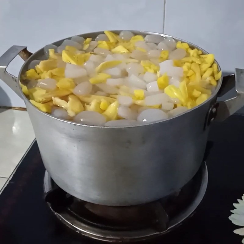 Trộn đều các nguyên liệu trong nồi chè mít đát thơm, sẵn sàng để nguội