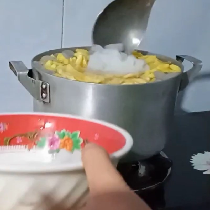 Thạch dừa được cho vào nồi chè, tăng thêm độ giòn và hấp dẫn cho chè hạt mít