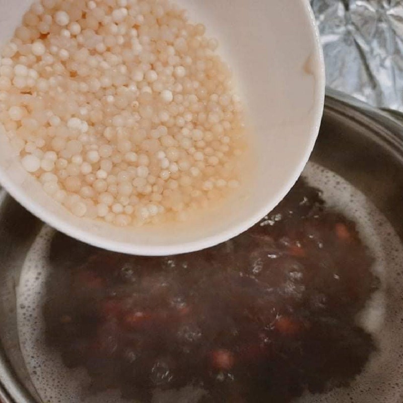 Thêm bột báng và vani vào chè đậu đen