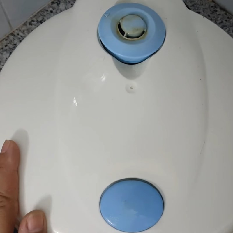 Nấu chè sen vải lá dứa với đường phèn, tạo hương vị thanh mát