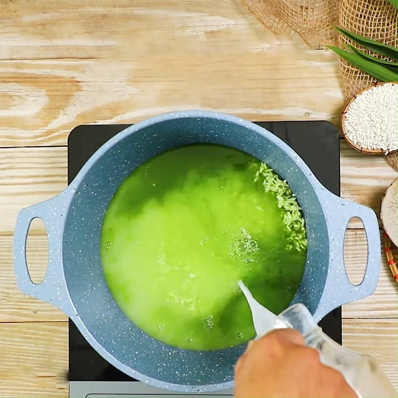 Nồi chè khoai môn bột báng đang được nấu trên bếp