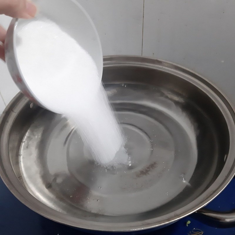 Nấu bí đỏ và đậu xanh cho món chè