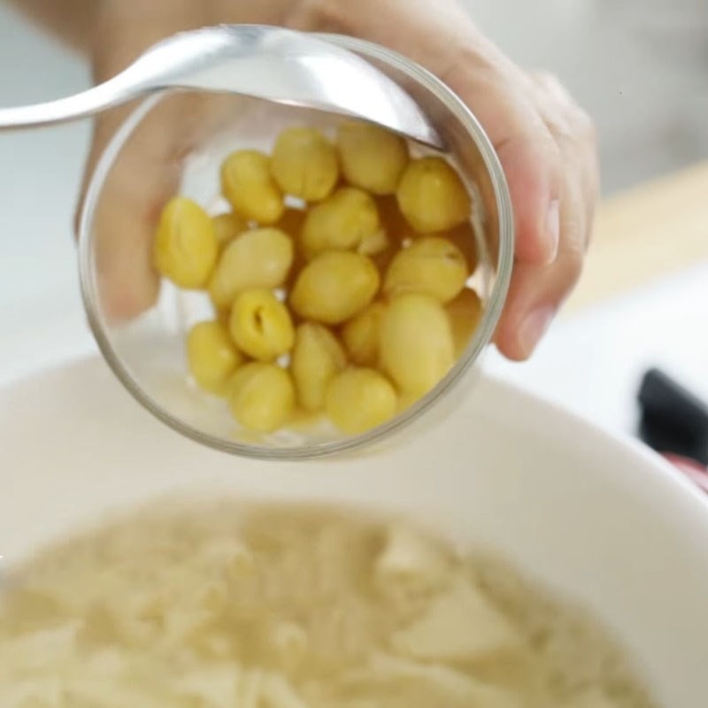 Nấu chè bo bo bạch quả tàu hủ ky với các nguyên liệu đã sơ chế