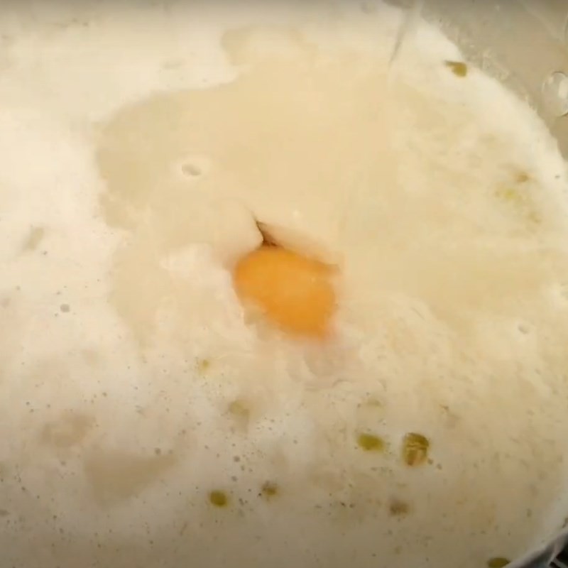 Thêm nước cốt dừa dão vào nồi chè hột vịt đang sôi lăn tăn