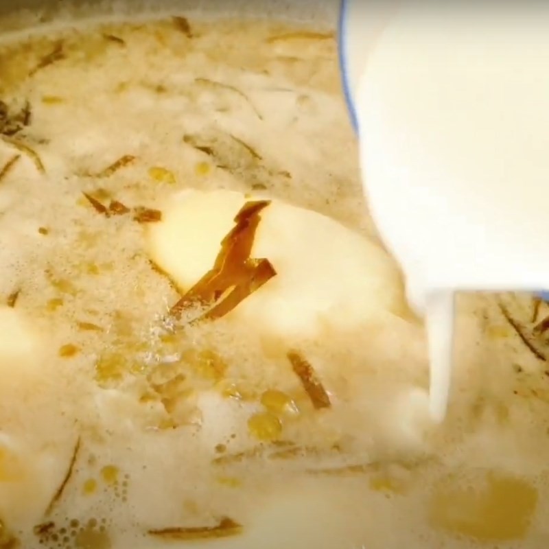 Nồi chè hột vịt đã hoàn thành với trứng chín tới, bột khoai và phổ tai