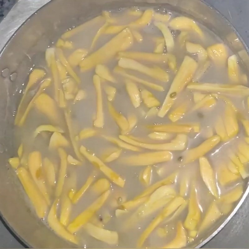 Cho mít vào nồi chè đậu xanh