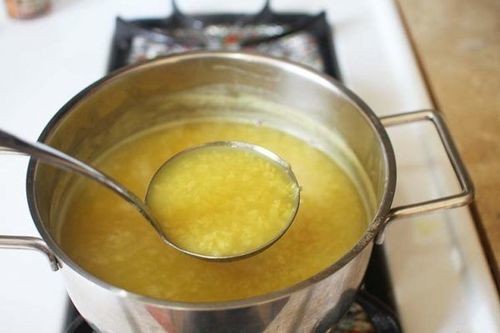 Thêm bột sắn dây hoặc bột năng để tạo độ sánh mịn cho món chè