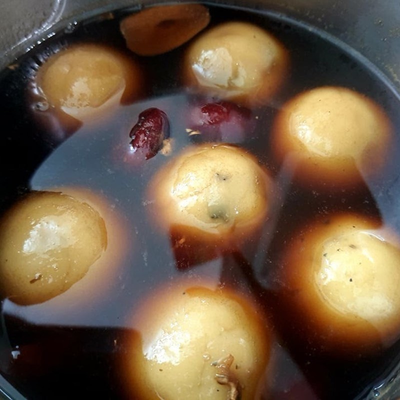 Bánh trôi nước nhân mặn đã chín, nổi lên mặt nước với vỏ bánh trong mướt