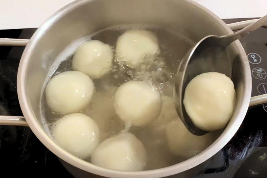 Nấu chín bánh trôi nước nhân mè đen ở lửa vừa