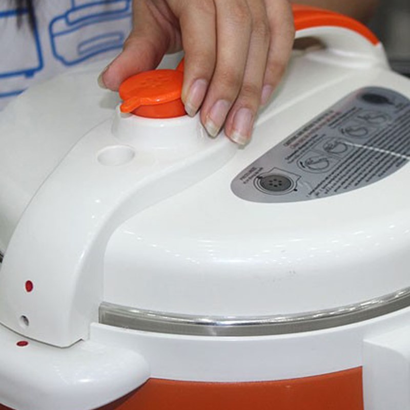 Kiểm tra van áp suất và chọn chế độ nấu cơm trên nồi áp suất
