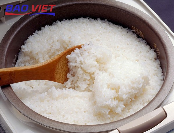 Nồi cơm điện đang nấu cơm tấm, đảm bảo độ chín đều khi bán