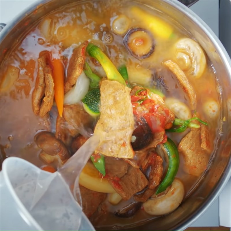 Nấu các loại đậu và rau củ trong nước dừa
