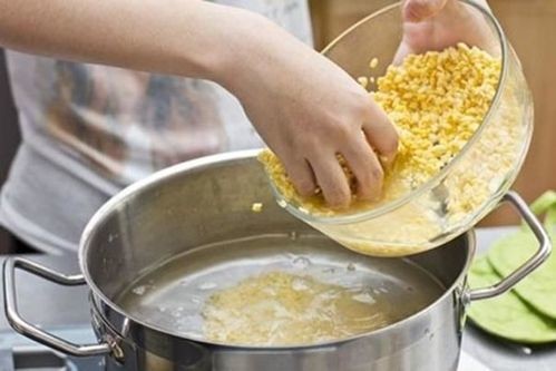 Đậu xanh được nấu chín mềm trước khi thêm các nguyên liệu khác