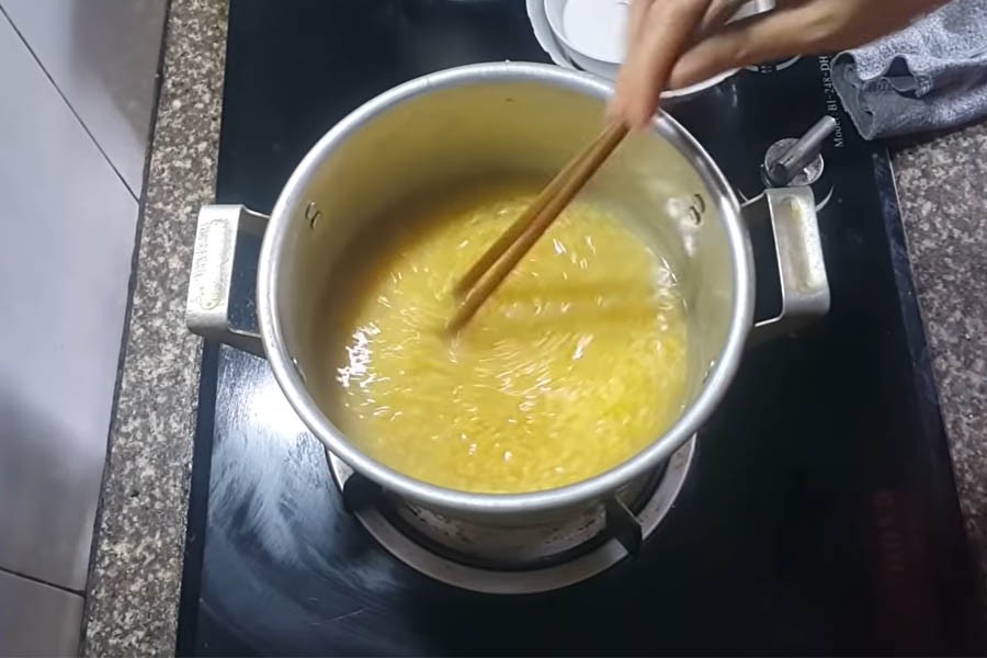 Nấu đậu xanh cho chè bưởi