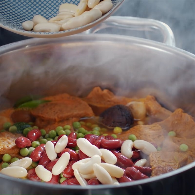 Món bò nấu đậu ngự chay đã hoàn thành, sánh mịn