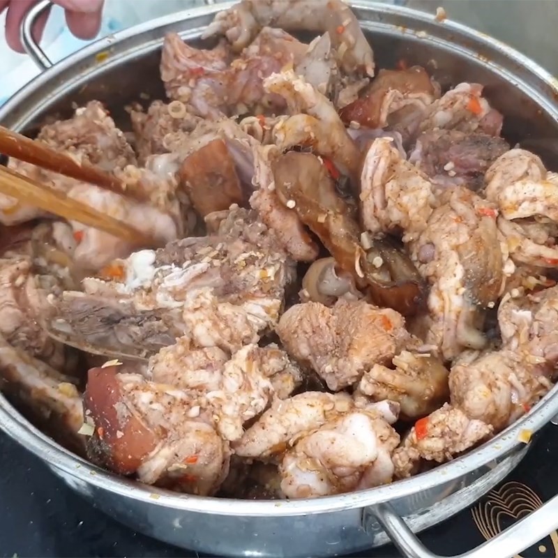 Thịt thỏ giả cầy đang được xào trên bếp
