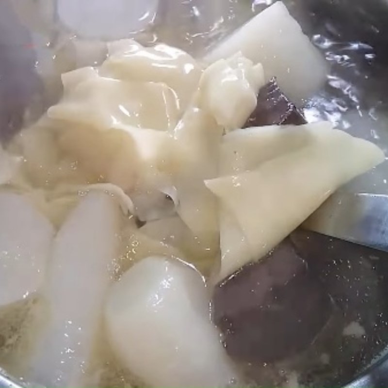 Hoành thánh lá đã chín mềm, chuyển sang màu vàng trong