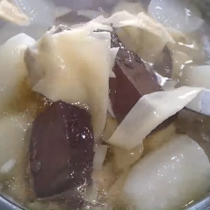 Vớt hoành thánh lá đã chín ra khỏi nồi nước lèo