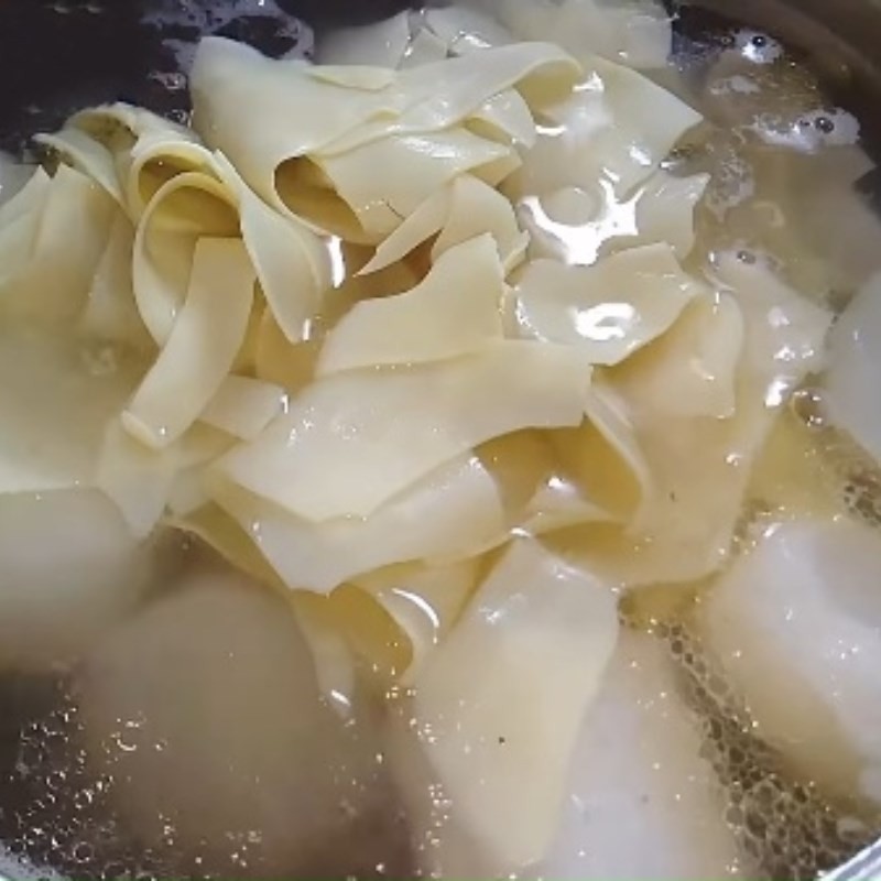 Nấu hoành thánh lá khô trong nước lèo thơm ngon