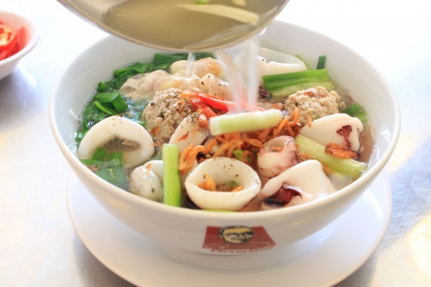 Tô hủ tiếu mực khô hấp dẫn, nước dùng trong veo, garni đầy đặn