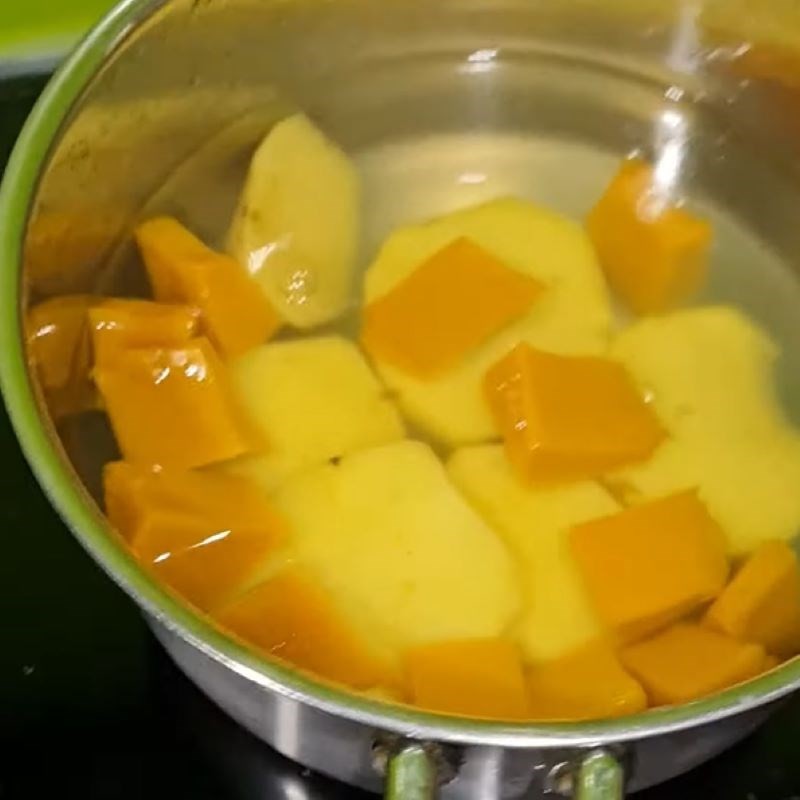Nồi khoai lang bí đỏ đang được nấu trên bếp