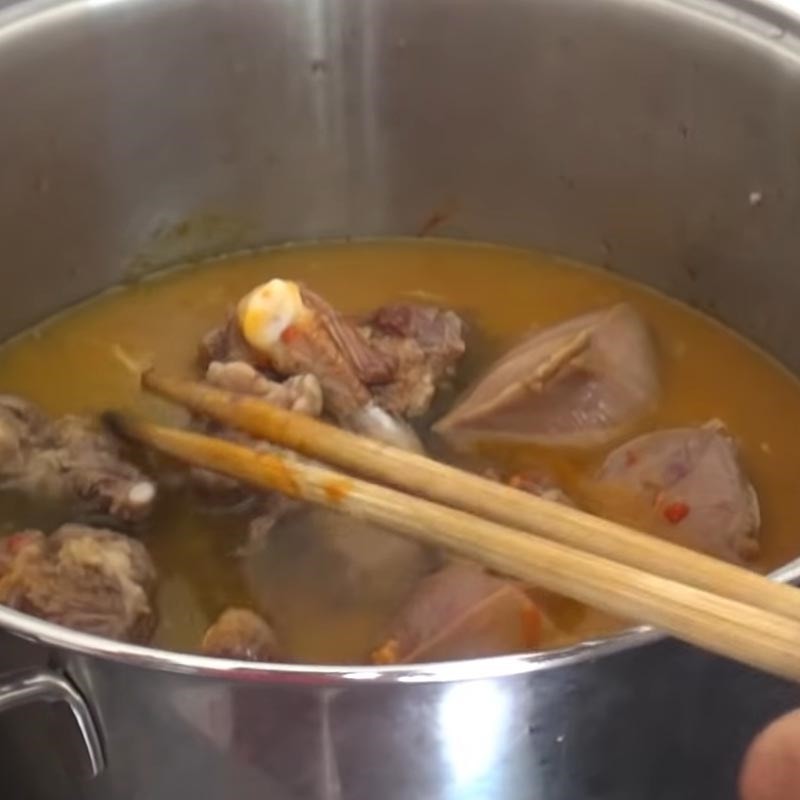Nấu lagu lưỡi bò với nước dùng trong nồi, hầm lửa nhỏ