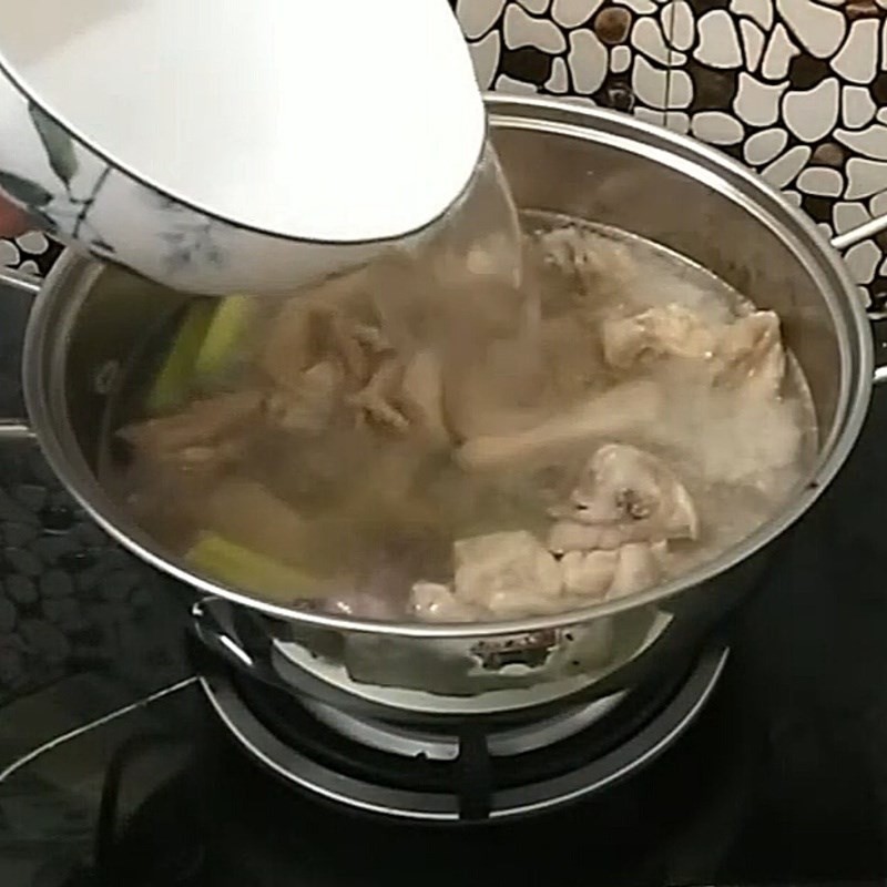 Bước 3 Nấu lẩu Lẩu kim chi bạch tuộc Hàn Quốc