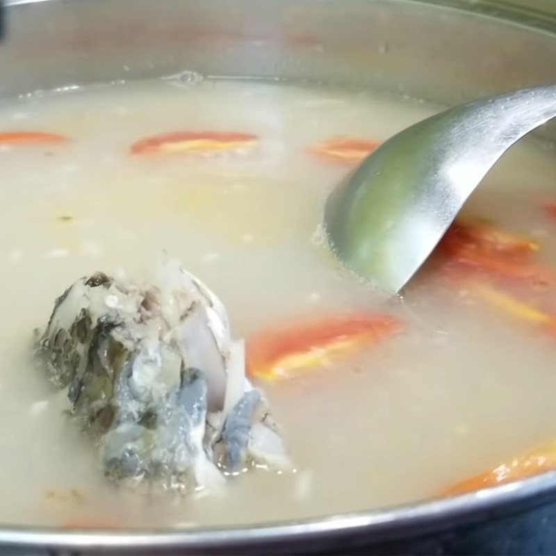 Nước lẩu cá lóc nấu chua đã hoàn thành với màu sắc hấp dẫn