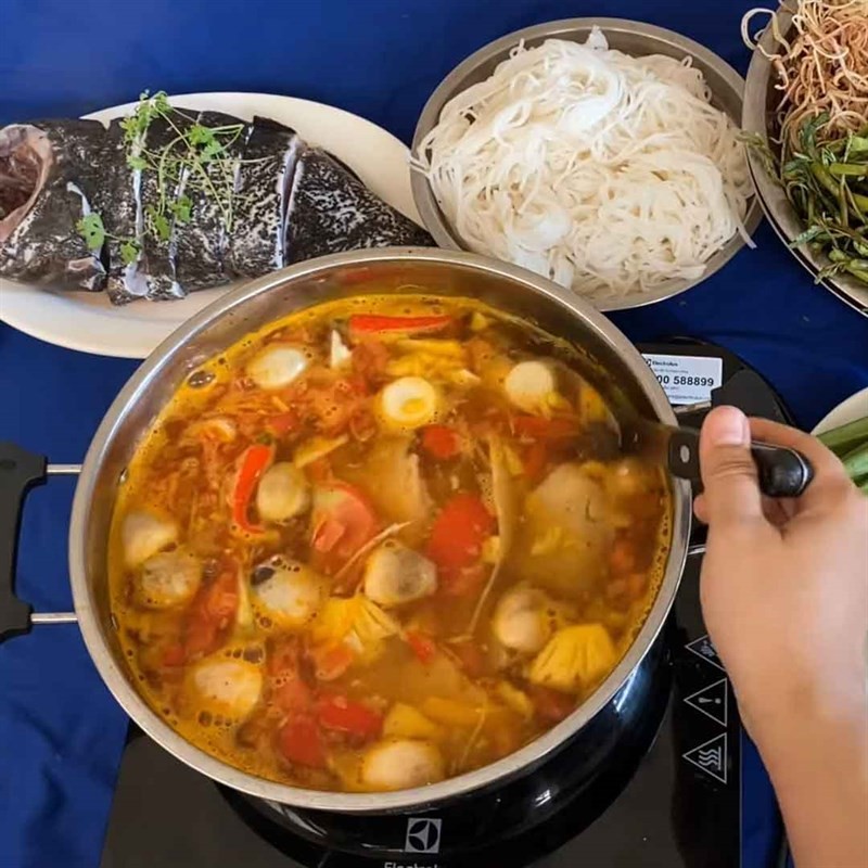 Thêm hột vịt lộn, riêu cua, rau ăn kèm vào nồi lẩu cua đồng đang sôi