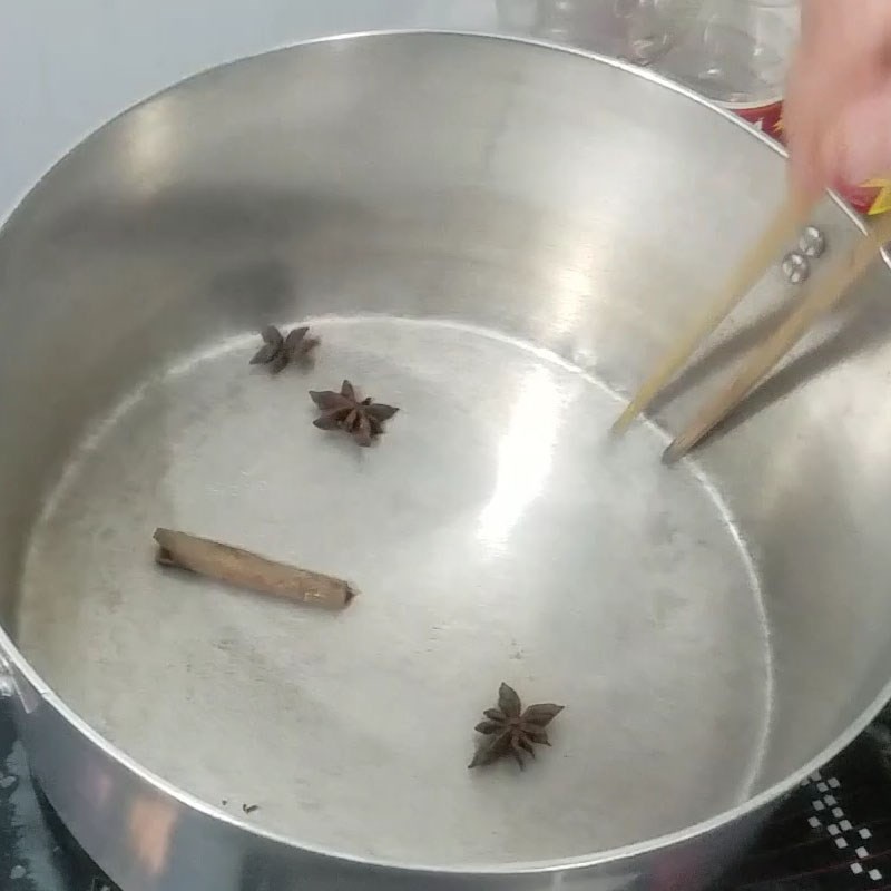 Thêm cà chua, đậu bắp, dọc mùng vào nồi canh