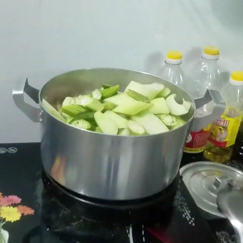 Nồi canh chua cá chẽm đã hoàn tất, sẵn sàng để múc ra thưởng thức
